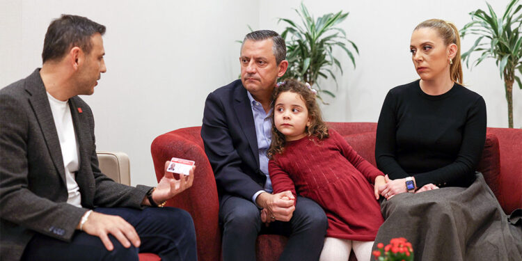 Özgür Özel, Tayfun Kahraman'ın eşi ve kızı Vera ile görüştü