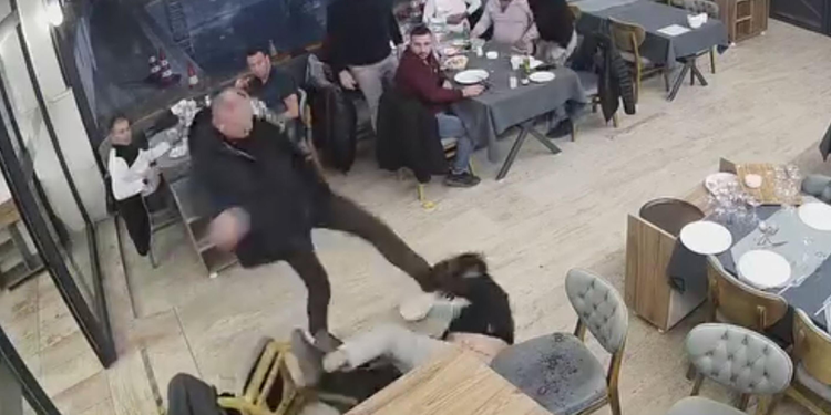 CHP'li meclis üyesi, gazeteciyi darbetti; o anlar kamerada