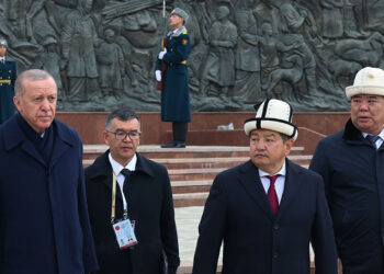 Erdoğan Kırgızistan'da resmi törenle karşılandı