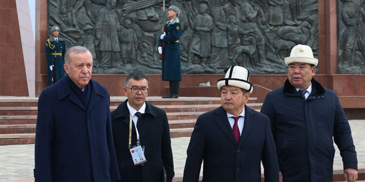 Erdoğan Kırgızistan'da resmi törenle karşılandı