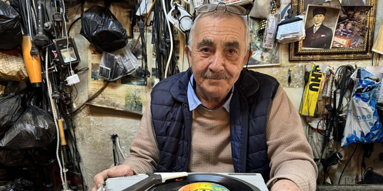Çarşının son radyo tamircisi