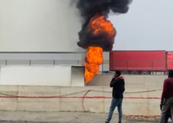 Çekmeköy'de gıda yüklü kamyon alev alev yandı