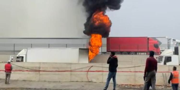 Çekmeköy'de gıda yüklü kamyon alev alev yandı