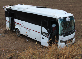 Cenazeye gidenleri taşıyan midibüs şarampole devrildi: 29 yaralı