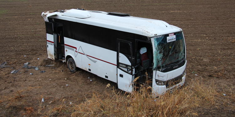 Cenazeye gidenleri taşıyan midibüs şarampole devrildi: 29 yaralı