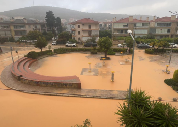 Çeşme'de sağanak yağış; yollar göle döndü
