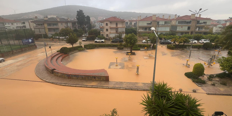 Çeşme'de sağanak yağış; yollar göle döndü