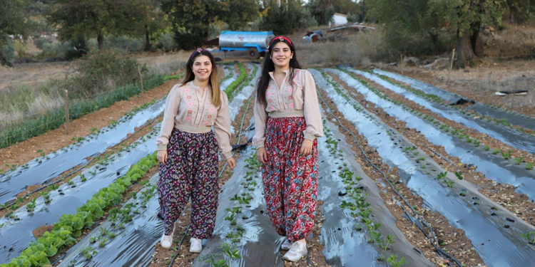 Çiftçi ikiz kız kardeşler, ata topraklarına sahip çıkıyor