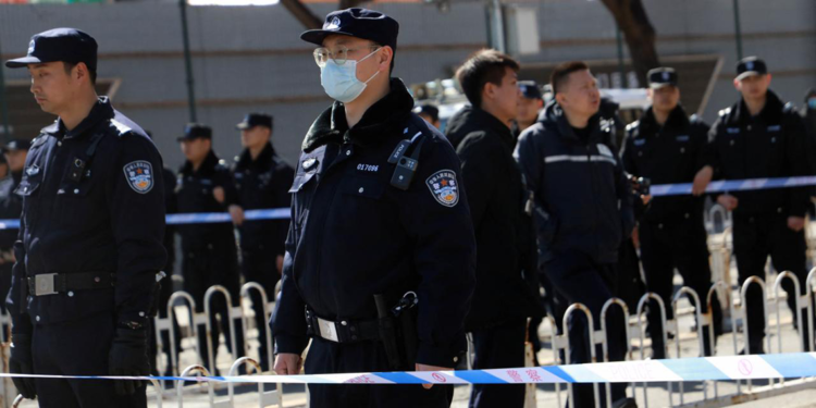 Çin'de bir araç ilkokulun önündeki kalabalığın arasına girdi