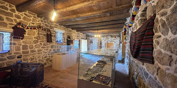 Çukurca'da 400 yıllık tarihi 7 kale evinden 3'ü hizmete açıldı