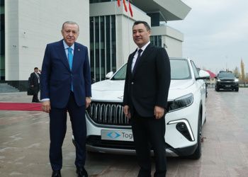 Cumhurbaşkanı Erdoğan, Caparov'a Togg hediye etti