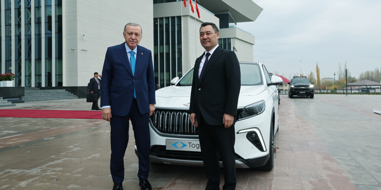 Cumhurbaşkanı Erdoğan, Caparov'a Togg hediye etti