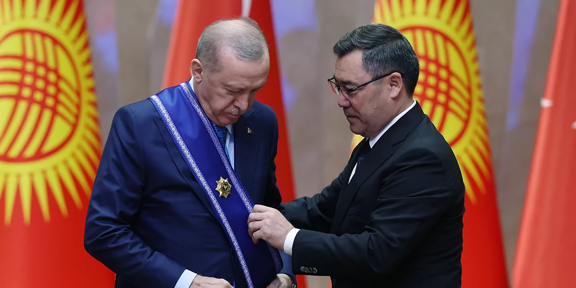 Cumhurbaşkanı erdoğan'a manas nişanı takdim edildi