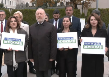 DEM Parti milletvekilleri İçişleri Bakanlığı önünde açıklama yaptı