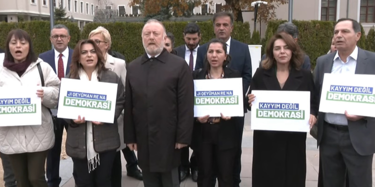 DEM Parti milletvekilleri İçişleri Bakanlığı önünde açıklama yaptı