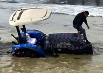 Denize sürüklenen traktör, iş makinesiyle çıkarıldı