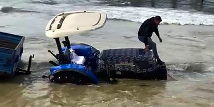 Denize sürüklenen traktör, iş makinesiyle çıkarıldı