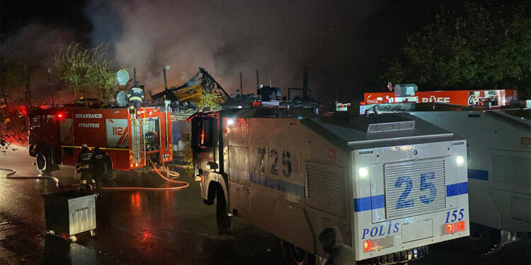Diyarbakır'da ahşap kafede yangın