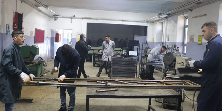 25 okulun mobilyaları meslek lisesi öğrencilerinden