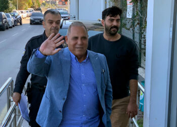 Dolandırıcılık şüphelisi iş insanı, el sallayarak adliyeye gitti