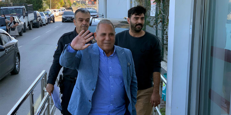 Dolandırıcılık şüphelisi iş insanı, el sallayarak adliyeye gitti