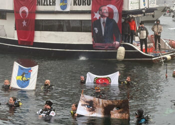 Dolmabahçe Sarayı önünde Ata'ya Saygı Dalışı