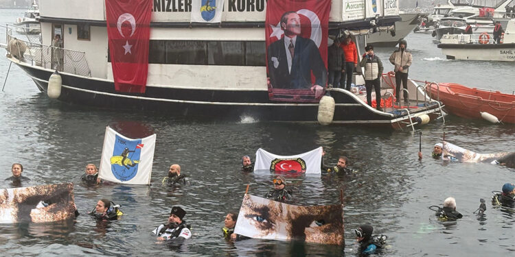 Dolmabahçe Sarayı önünde Ata'ya Saygı Dalışı