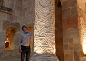 Darüşşifa sütunundaki Latince 'z' motifi, turistlerin ilgisini çekiyor