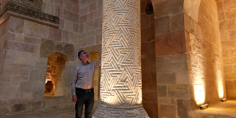 Darüşşifa sütunundaki Latince 'z' motifi, turistlerin ilgisini çekiyor