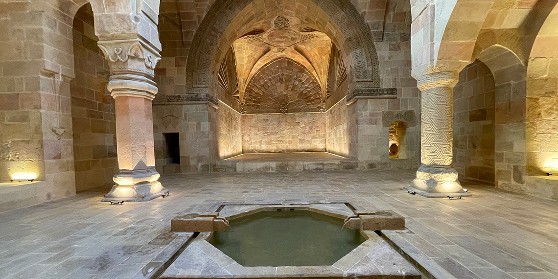 Darüşşifa sütunundaki Latince 'z' motifi, turistlerin ilgisini çekiyor