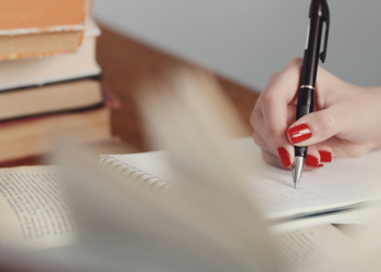 Dinsiz bir bedduanın sessizliğinde şiir gibi yaşıyorum