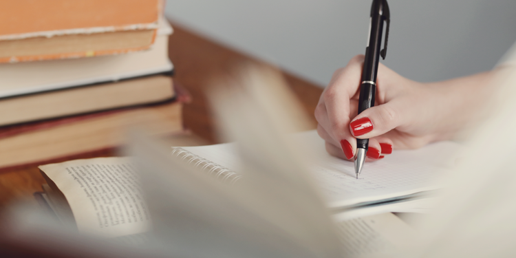 Dinsiz bir bedduanın sessizliğinde şiir gibi yaşıyorum