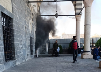 Diyarbakır'da tarihi camide yangın; cemaatin kaçış anları kamerada