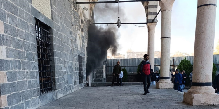 Diyarbakır'da tarihi camide yangın; cemaatin kaçış anları kamerada