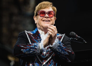 Elton John şarkı sözlerini bile okuyamıyor