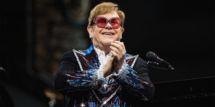 Elton John şarkı sözlerini bile okuyamıyor