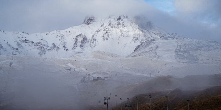 Erciyes Dağı'na kar yağdı