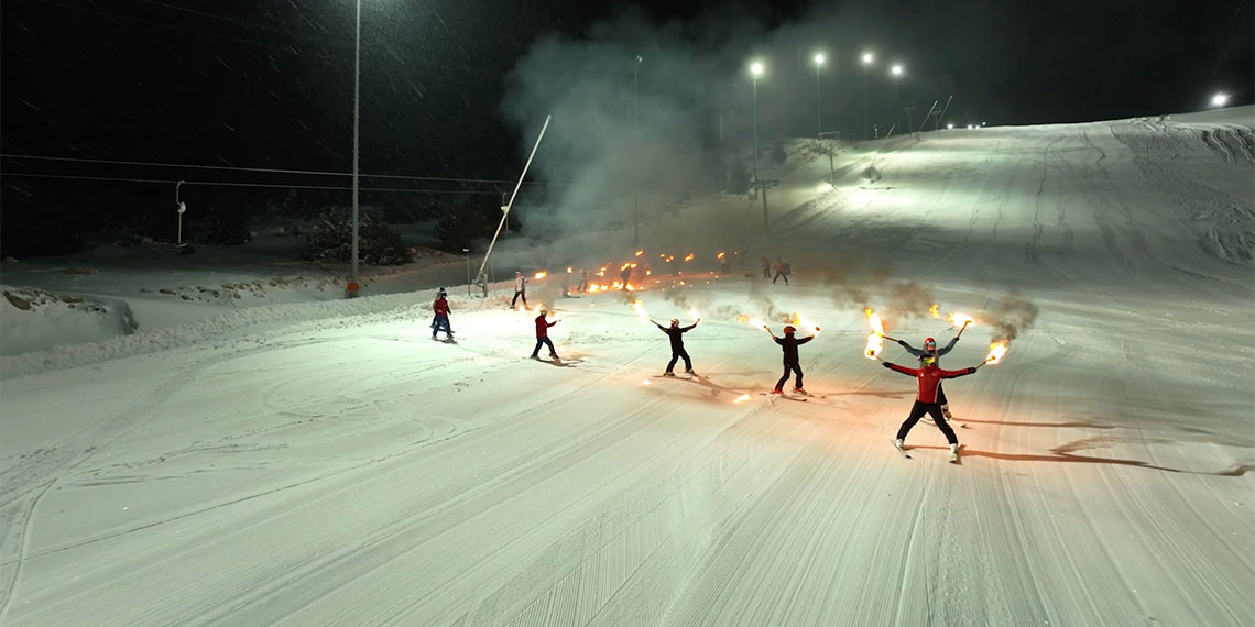 Erzincan Ergan Dağı Kayak Merkezi sezonu açan ilk kayak merkezi oldu. Kayakçılar pistten aşağı meşaleli kayak yaparak geceyi aydınlattı.