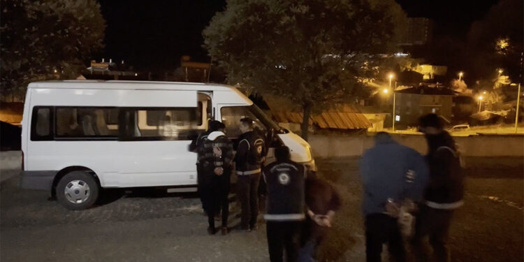 Erzincan'da göçmen kaçakçısı 4 kişi tutuklandı