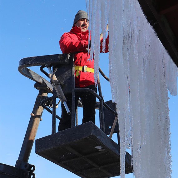 Erzurum'da yoğun kar yağışının ardından çatılarda oluşan kar kütlesi ve buz sarkıtlarının imhası için Büyükşehir Belediyesi'nin 'buz kırma ekibi' görevine başladı.