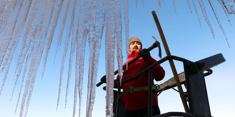 Erzurum'da 'buz kırma ekibi' görev başında