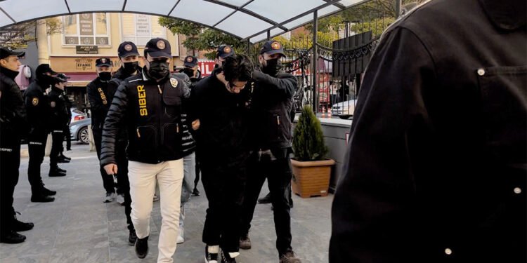 'Yüksek kazanç' vaadiyle dolandırıcılık yapan 5 şüpheli yakalandı