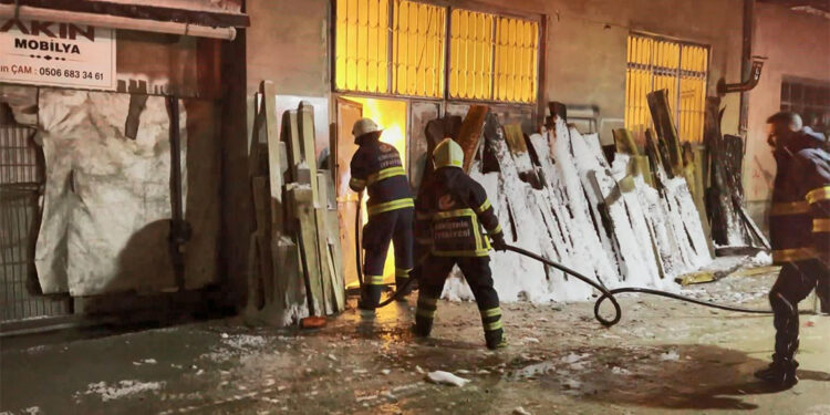 Eskişehir'de mobilya atölyesinde çıkan yangın söndürdü