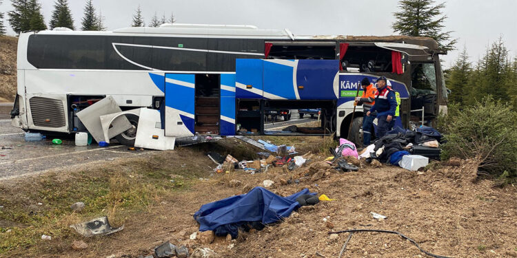 Eskişehir'de yolcu otobüsü takla attı