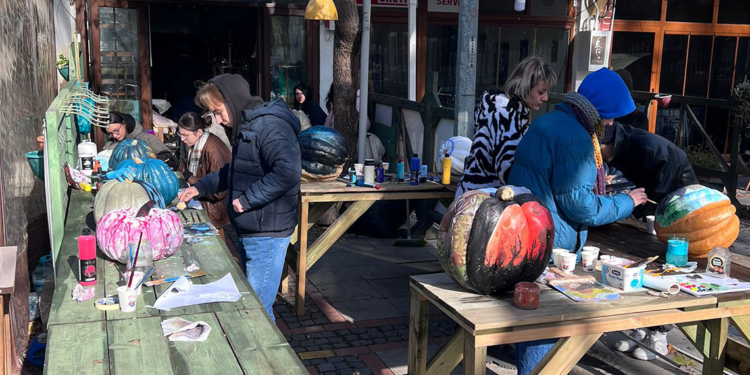 Edirne’de ressamlar ‘Bocuk Gecesi’ için kabakları boyadı