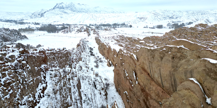 Eğribucak Kayalıkları'nda kar güzelliği