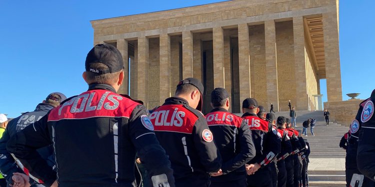 Emniyet teşkilatı üyeleri, Anıtkabir'i ziyaret etti
