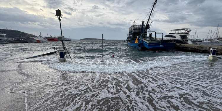 Erdek'te lodos; dev dalgalar oluştu