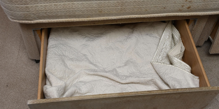 'Erkek arkadaşı görmesin diye' kızını üç yıl boyunca çekmecede saklamış