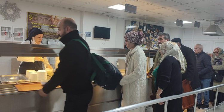 Erzincan'da kar nedeniyle yolda kalan 1000 kişi yurtlarda misafir edildi